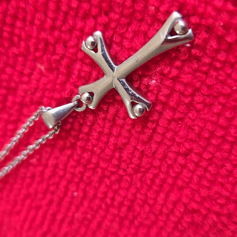 Silver Tone Cross Necklace. 10 inch chain. 1 Inch Pendant. Vintage 80s (BIN 008)